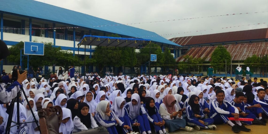 Bentuk Dukungan Terhadap Maulia sebagai Paskibraka di IKN, Siswa dan Guru SMA N 1 Kota Solok Gelar Nonton Bareng