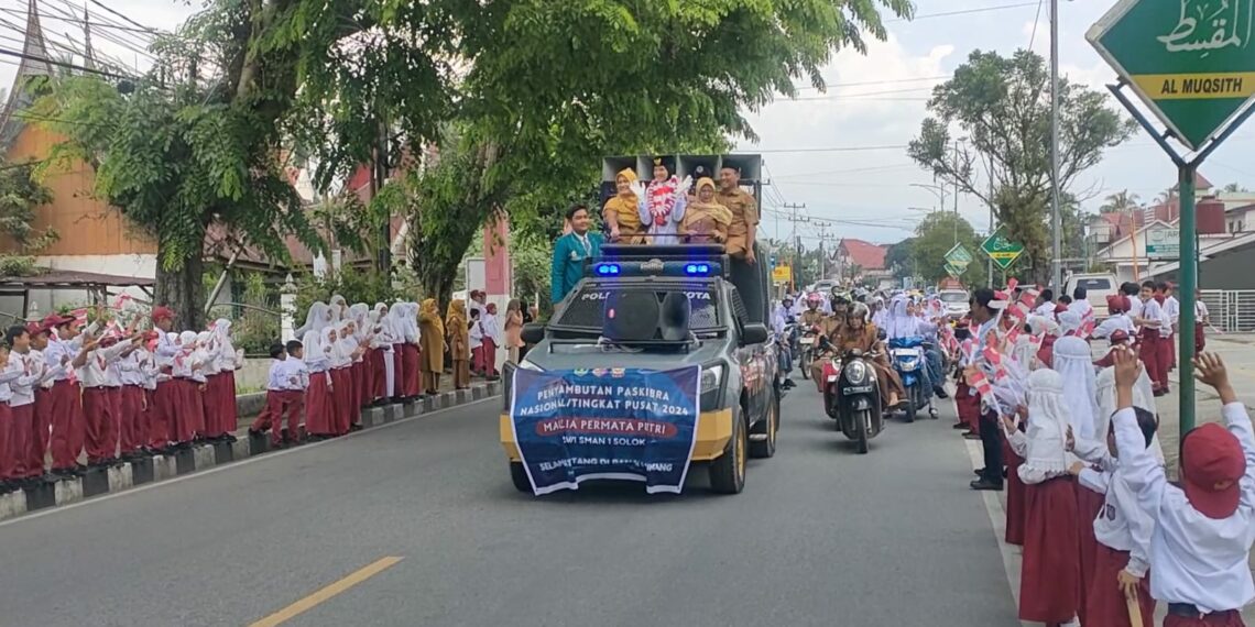 Tiba di Kampung Halaman, Maulia Disambut Meriah Arak-arakan oleh Guru dan Siswa SMA N 1 Kota Solok