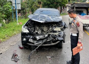 Hendak Salip Kendaraan di Tikungan, Innova Tabrak Mobil Tangki BBM di Jalan Lintas Solok – Padang