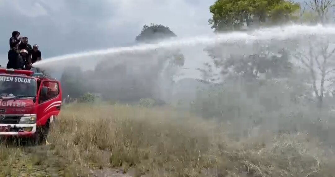 Kebakaran di Taman Hutan Kota Wisata Solok, Damkar Gerak Cepat Padamkan agar Tidak Lebih Meluas