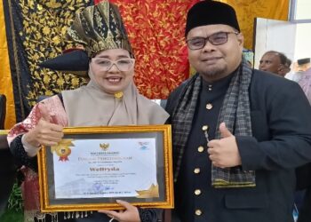 Ny. Welfrydha, Wanita Tangguh Pelaku UMKM, Diganjar Pin Emas di HUT ke-355 Kota Padang