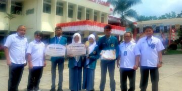 Tim SMA Semen Padang Peraih Medali Emas Youth Summit Essay Competition Diganjar Penghargaan dan Bonus