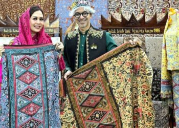 Kunjungi Stand Kota Padang di Kriyanusa 2024, Desainer Didiet Maulana Kagumi Batik Tanah Liek