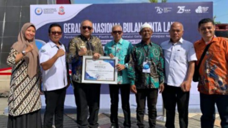 Andree Algamar Terima Penghargaan Wali Kota Penggerak Pengelolaan Sampah Laut dari Menteri KKP