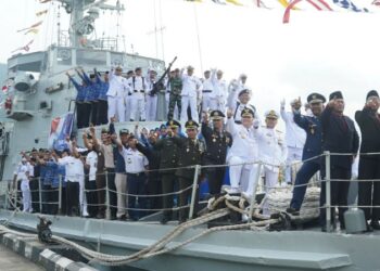 Dirgahayu Ke-79 TNI AL: Tabur Bunga di KRI Kala Hitam Ingatkan Pentingnya Menghargai Perjuangan Pahlawan