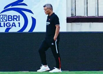 Hendri Susilo Mundur, Hengki Ardiles Naik sebagai Pelatih Sementara Semen Padang FC