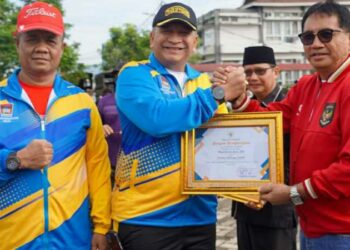 Mastilizal Aye, Ketua Askot PSSI Padang Terima Penghargaan Pembina Olahraga Terbaik Tahun 2024