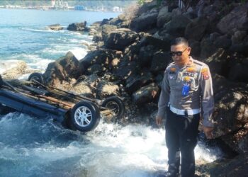 Mobil Jatuh ke Laut di Teluk Nibung Padang, Pengemudi dan Anak 5 Tahun Berhasil Diselamatkan