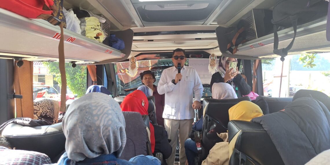 Braditi Moulevey Lepas Rombongan Kader Gerindra Sumbar untuk Hadiri Pelantikan Presiden Prabowo di Jakarta