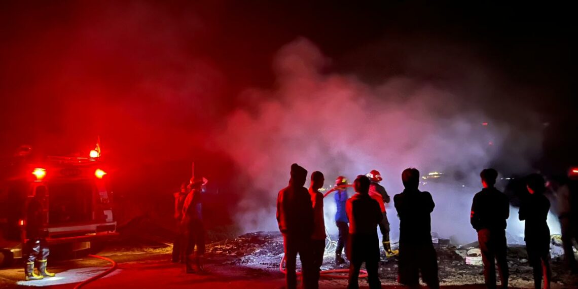 Damkar Padamkan Api yang Menghanguskan Warung di Alahan Panjang