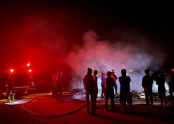 Damkar Padamkan Api yang Menghanguskan Warung di Alahan Panjang