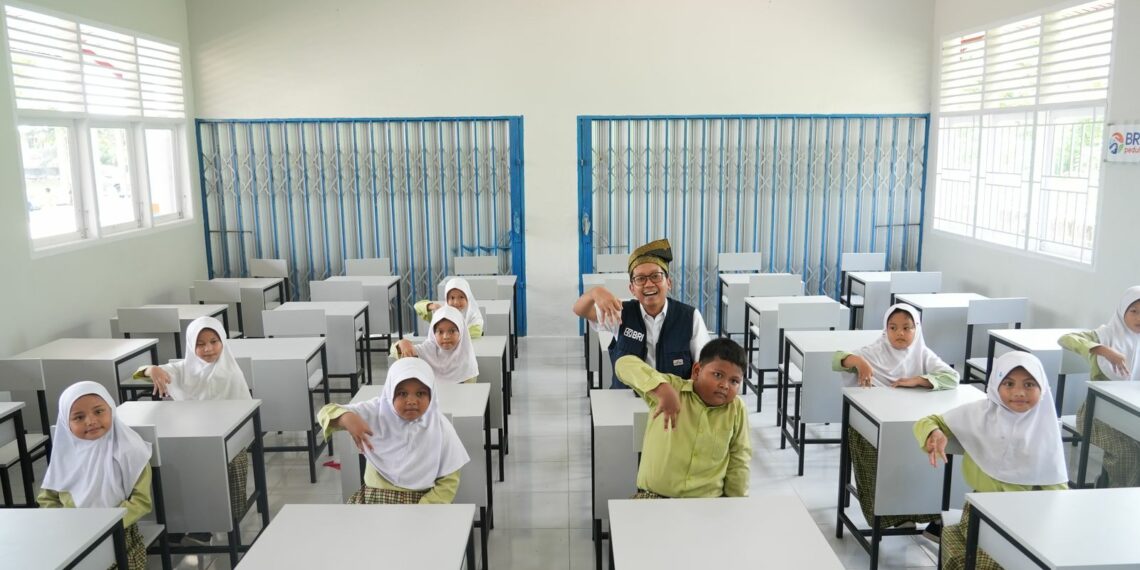 Dorong Kualitas Pendidikan dan SDM Unggul, BRI Peduli Bantu Renovasi SDN 001 Sungai Pagar Riau