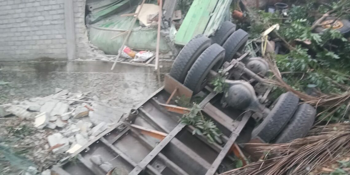 Truk Tronton Kecelakaan hingga Tabrak Rumah di Jalan Solok- Padang, Pengemudi Meregang Nyawa