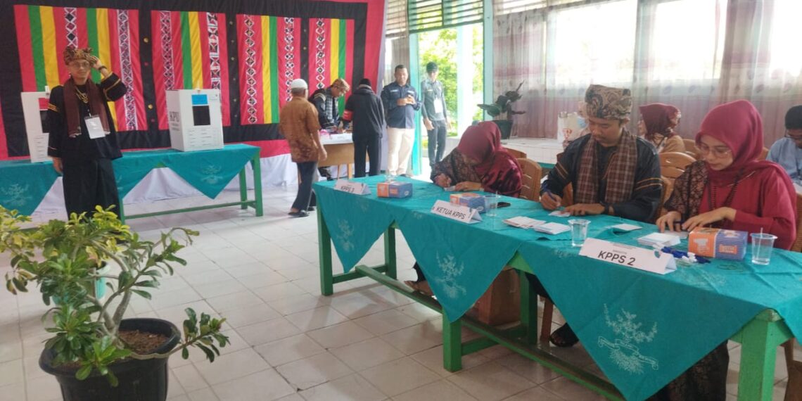 Hari Pemunguran Suara, Petugas KPPS di Solok Kenakan Baju Basiba dan Pakaian Datuak