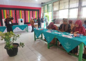 Hari Pemunguran Suara, Petugas KPPS di Solok Kenakan Baju Basiba dan Pakaian Datuak