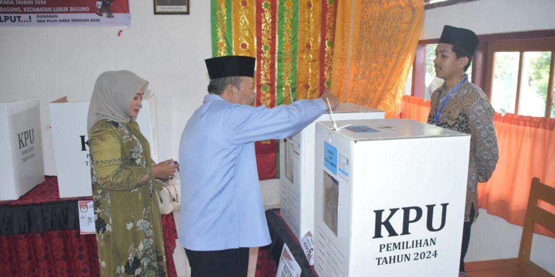 Ditemani Istri, Bupati Agam Mencoblos di TPS 47 Lubuk Basung