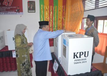 Ditemani Istri, Bupati Agam Mencoblos di TPS 47 Lubuk Basung