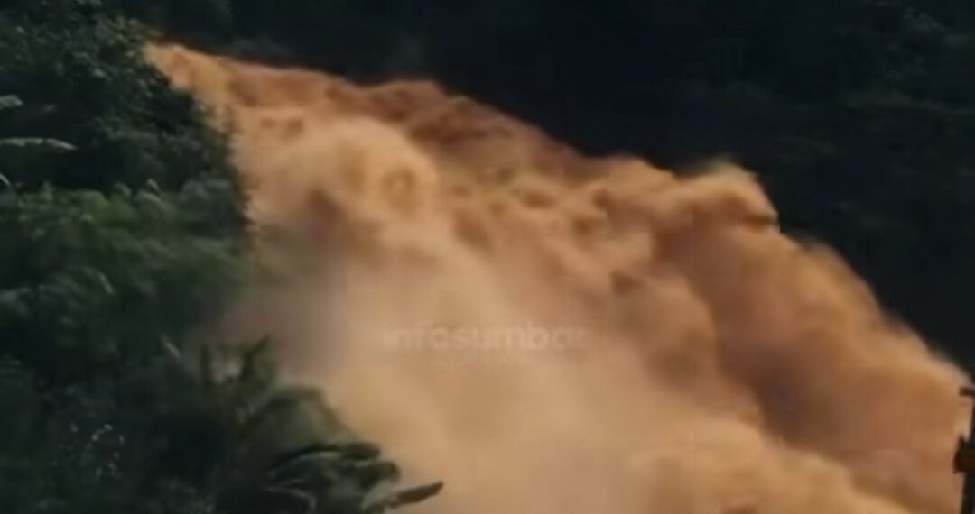 Hujan Lebat, Air Terjun Bayang Sani di Pessel Meluap