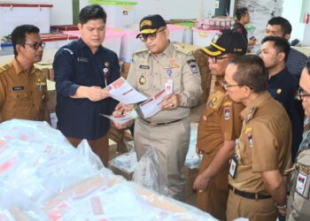 Tinjau Proses Sortir dan Lipat Surat Suara Pilkada Serentak 2024, Pj Wako Padang: Sesuai SOP dan Diawasi Bawaslu
