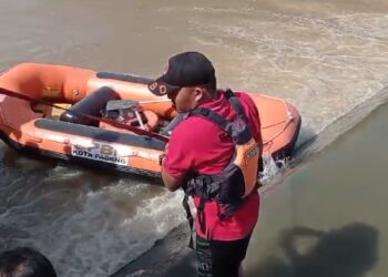 Pencarian Warga Lansia Hanyut di Sungai Parak Rumbio Padang