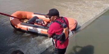 Pencarian Warga Lansia Hanyut di Sungai Parak Rumbio Padang