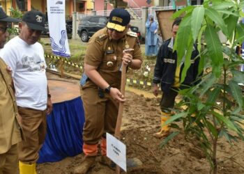 Hari Bakti ke-79 PU: Pj Wali Kota Padang Apresiasi BWSS V Tanam Pohon di Kawasan Batang Kandis