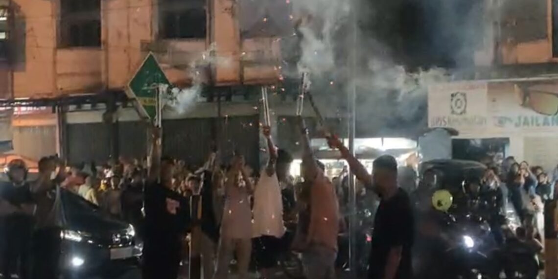 Ribuan Masyarakat Tumpah Ruah Sambut Tahun Baru 2025 di Kota Solok