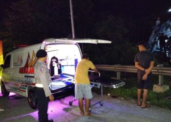 Muatan Paket Berserakan, Mobil Box Terguling di Sitinjau Lauik Padang