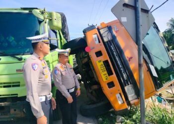 Truk Muatan Air Mineral Terguling di Jalan Solok – Padang, Polisi: Akibat Tak Kuat Menanjak