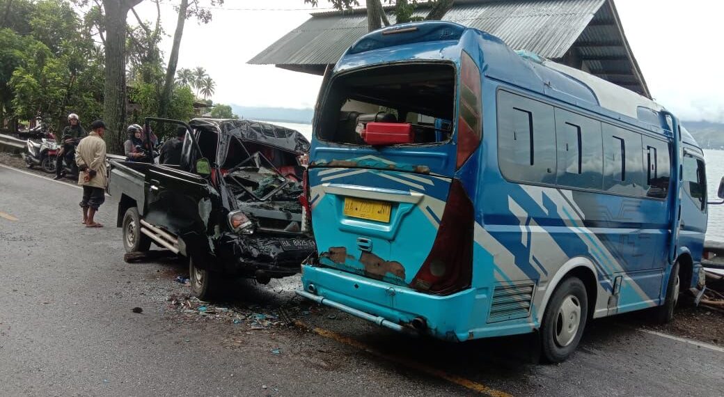 Kecelakaan Maut di Singkarak, Seorang Sopir Meregang Nyawa