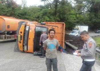 Truk Pengangkut Batu Bara Rebah Kuda di Jalan Solok – Padang
