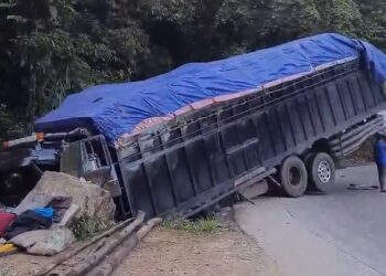 Kecelakaan di Jalur Padang-Solok, Truk Fuso Hilang Kendali dan Masuk Parit