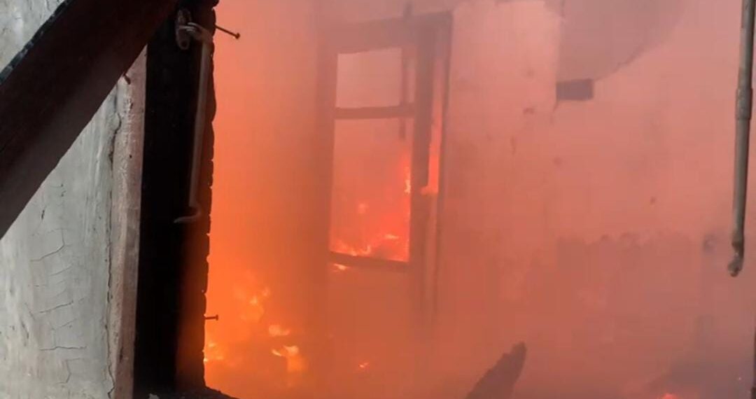 Kebakaran di Padang: Satu Rumah dan Kontrakan Hangus, Kerugian Capai 400 Juta