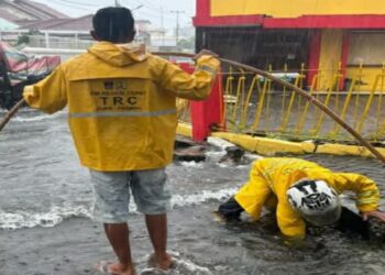 Hujan Lebat Sumbat Drainase di Beberapa Titik Jalan, Dinas PUPR Kota Padang Turunkan TRC