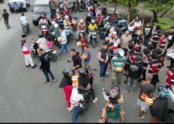 Ditsamapta Polda Sumbar dan XOS Chapter Padang Berbagi Takjil untuk Pengguna Jalan
