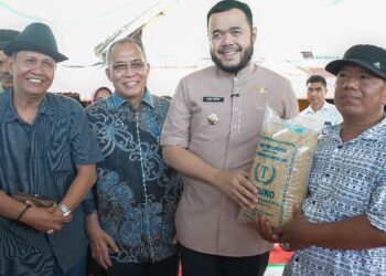 Perkuat Sektor Pertanian Lokal, PT Semen Padang Salurkan Benih Padi Unggul kepada Petani Piai Tangah