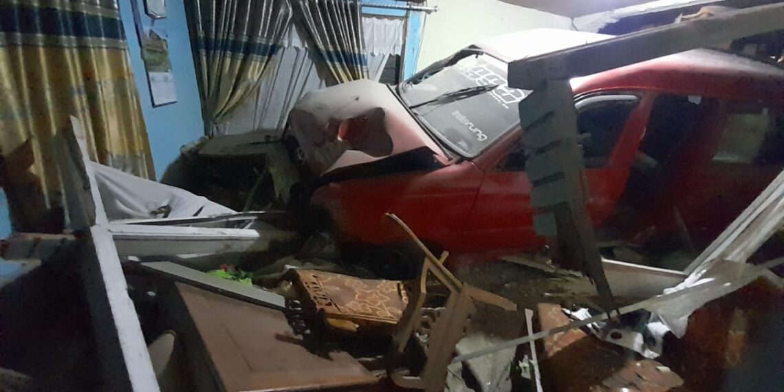 Angkot Diduga Alami Rem Blong, Tabrak Dua Rumah di Padang