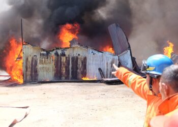 Terjadi Tiga Kali Ledakan, Gudang Penimbunan BBM Terbakar di Bukittinggi