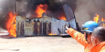 Terjadi Tiga Kali Ledakan, Gudang Penimbunan BBM Terbakar di Bukittinggi