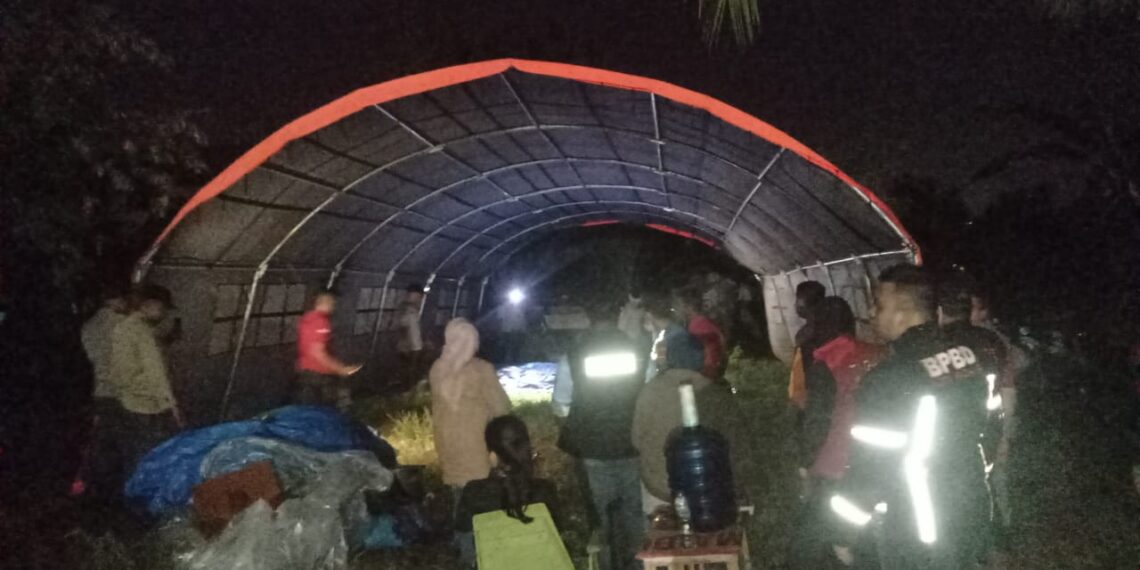 Tanggap Darurat, BPBD Dirikan Tenda Bagi Warga Terdampak Kebakaran Pabrik Karet di Padang