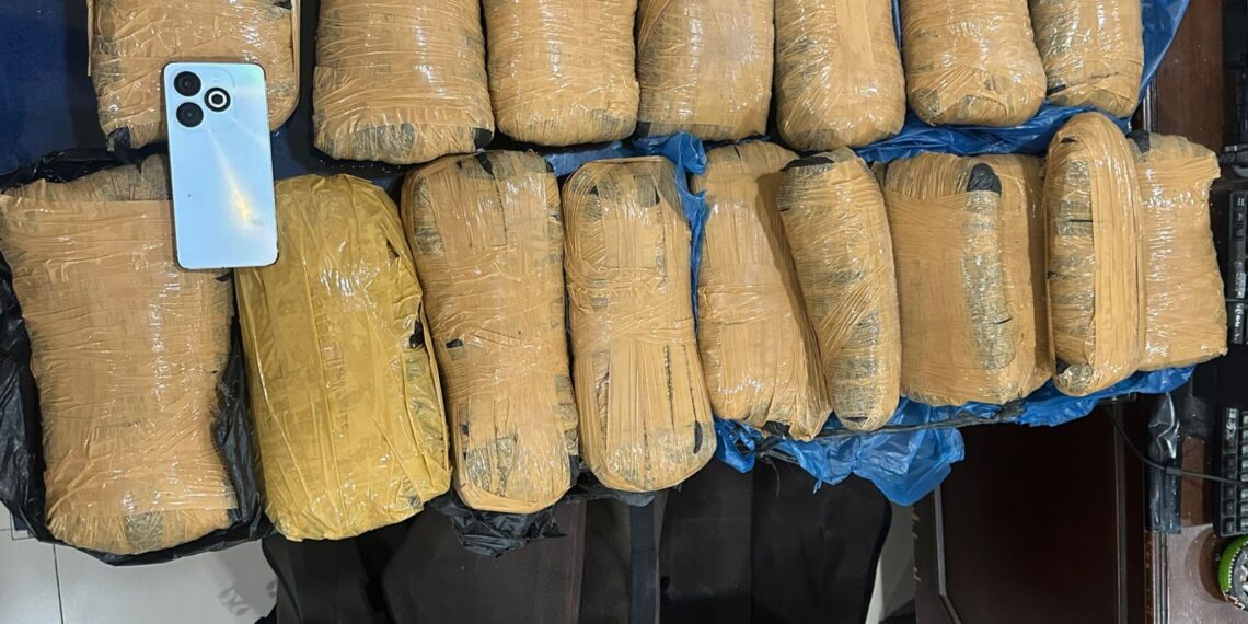 Polda Sumbar Tangkap Kurir Ganja, 17 Paket Besar Disita