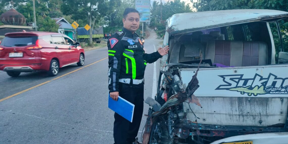 Masuk Jalur Lawan, Angkutan Umum Hantam Fuso di Jalan Solok – Padang