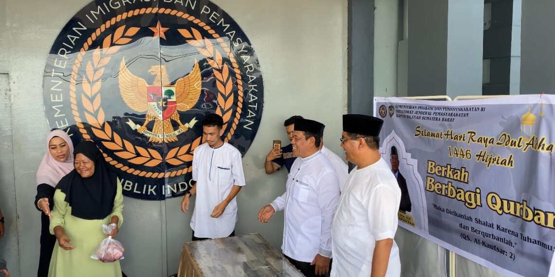 Kakanwil Ditjenpas Sumbar dan Kalapas Padang Tebar Berkah Kurban ke Warga Sekitar