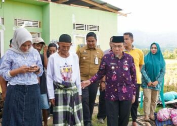 Puting Beliung Hantam Tiga Rumah Warga di Parak Buruk, Wakil Walikota Padang Datang Salurkan Bantuan Tunai