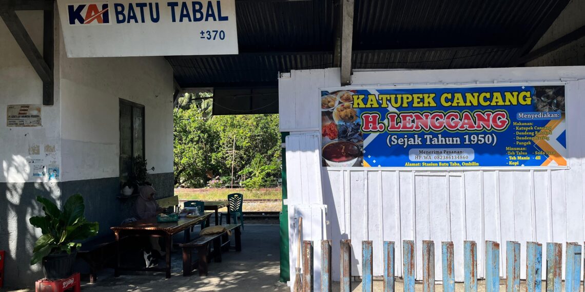 Menyantap Nikmatnya Dendeng Kariang dan Gulai Cancang Legendaris di Stasiun Batu Taba