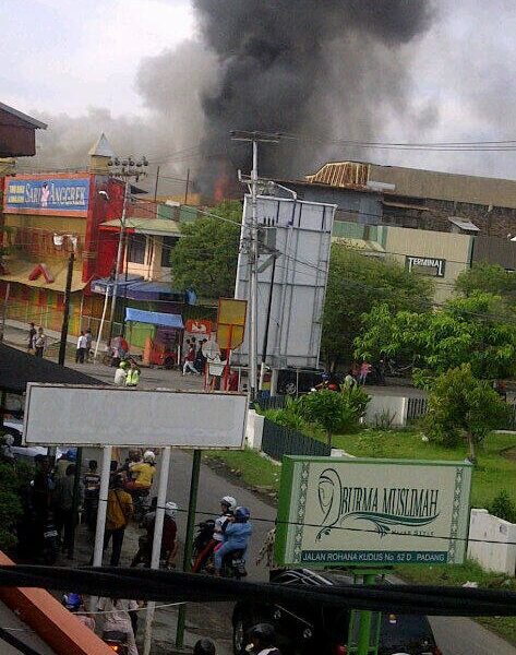 Satu Unit Toko di Jalan Permindo Kota Padang Terbakar 