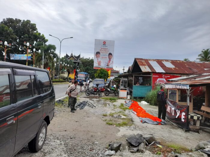  Tenda  Penyekatan di  Padang Ambruk Diterjang Badai infoSumbar