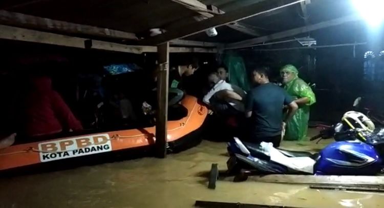 Hujan Sejak Sore, Padang Dilanda Banjir Di Banyak Titik - InfoSumbar