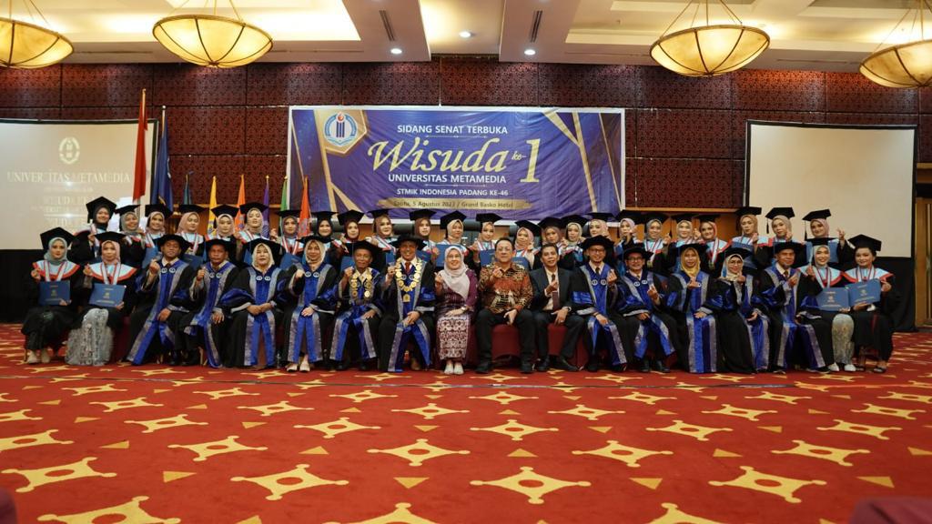 Gelar Wisuda Perdana Rektor Universitas Metamedia Tonggak Awal Raih 